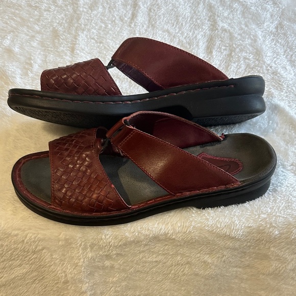 Clarks Maroon Woven Sandals Leather - Picture 3 of 4